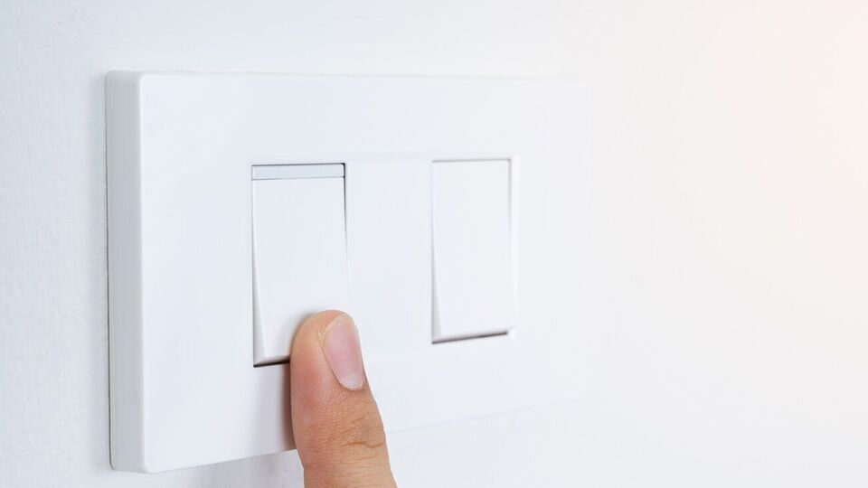 Різке масове вимкнення, а потім увімкнення світла – це зайве навантаження, яке не йде на користь надійності енергосистеми, пояснили в компанії