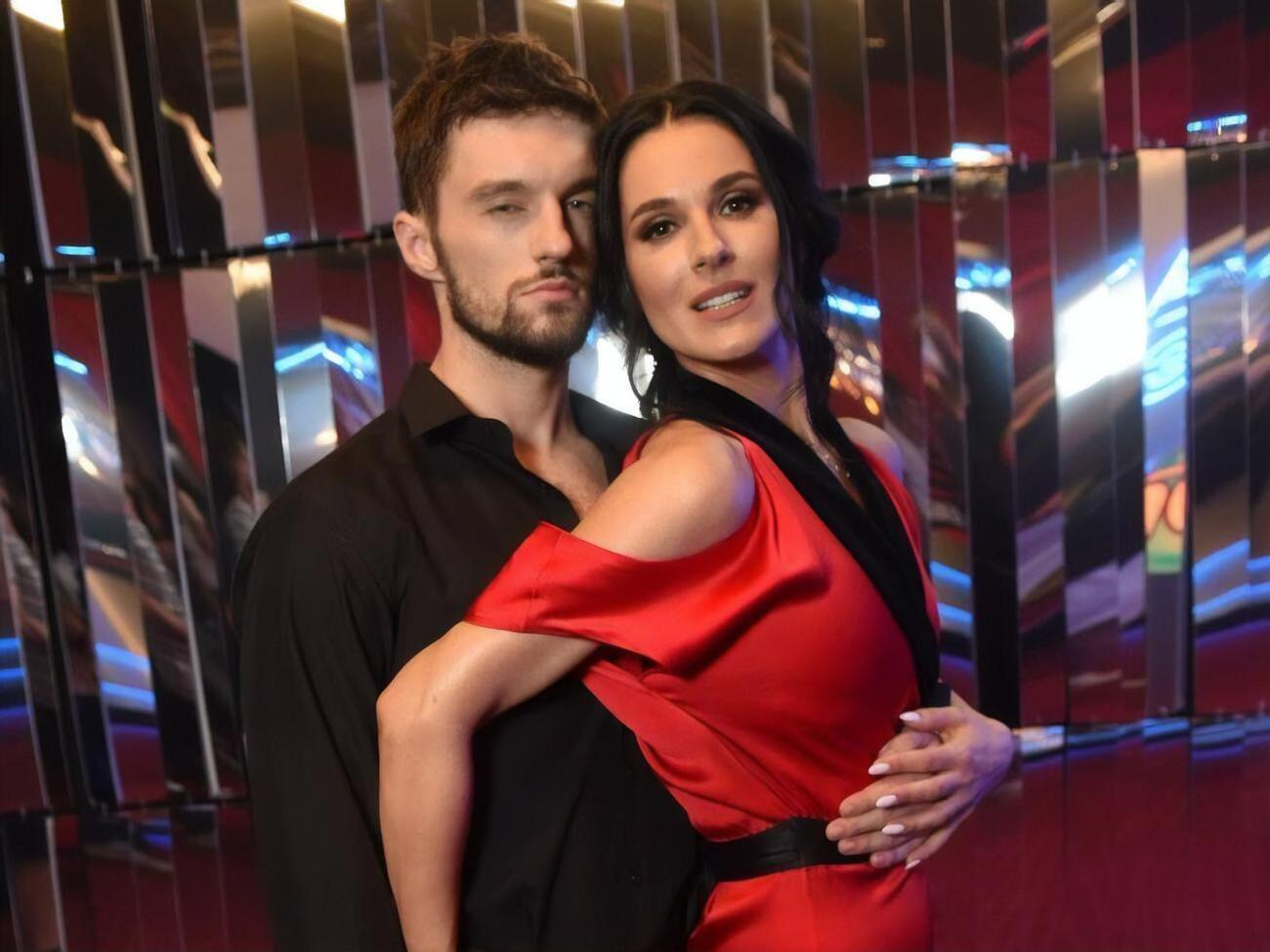 Ефросинина танцевала с Леоновым. Они покинули шоу после пятого эфира, а вскоре из проекта ушла и Марченко