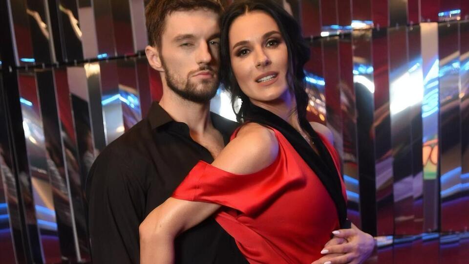 Ефросинина танцевала с Леоновым. Они покинули шоу после пятого эфира, а вскоре из проекта ушла и Марченко