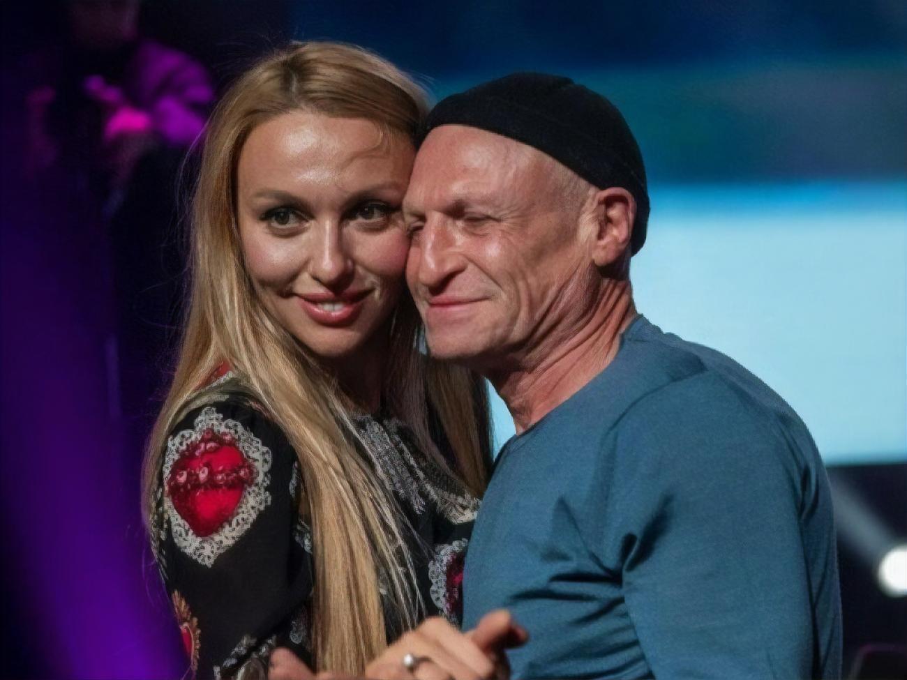 По словам Поляковой, на момент знакомства Буряковский был женат, а она состояла в отношениях, поэтому первое время они дружили