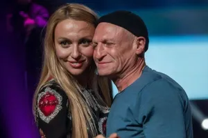 За словами Полякової, на момент знайомства Буряковський був одружений, а вона мала стосунки, тому спочатку вони товаришували