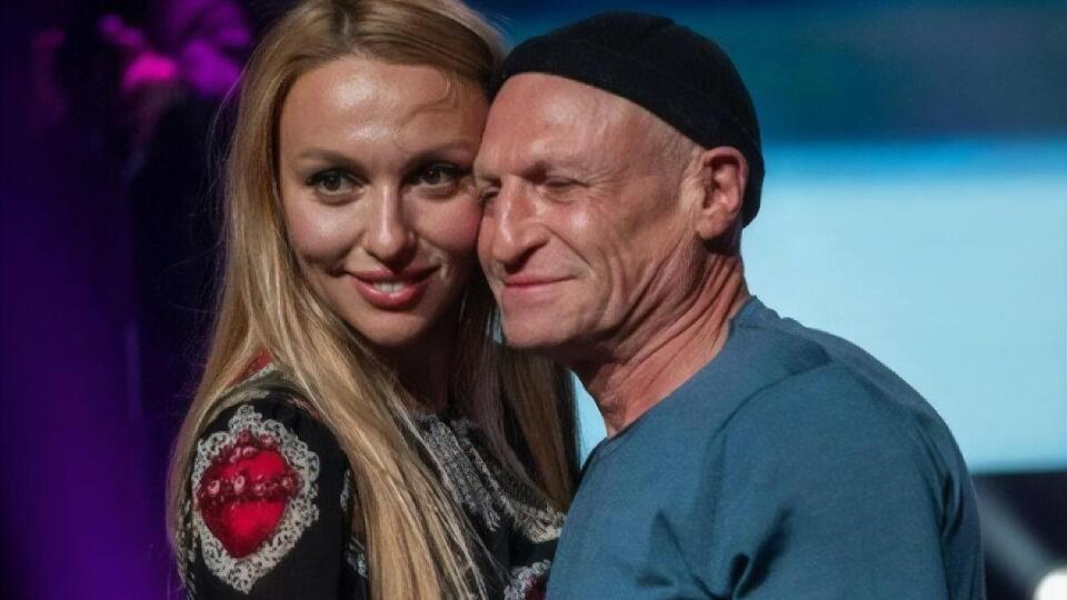 За словами Полякової, на момент знайомства Буряковський був одружений, а вона мала стосунки, тому спочатку вони товаришували