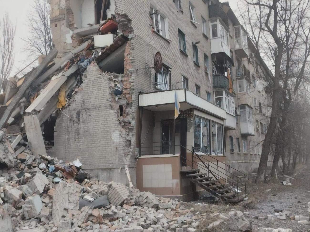 Снаряди окупантів пошкодили будівлю залізничного вокзалу, житлові будинки, прилетіли на територію заводу