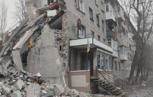 Снаряды оккупантов повредили здание железнодорожного вокзала, жилые дома, прилетели на территорию завода