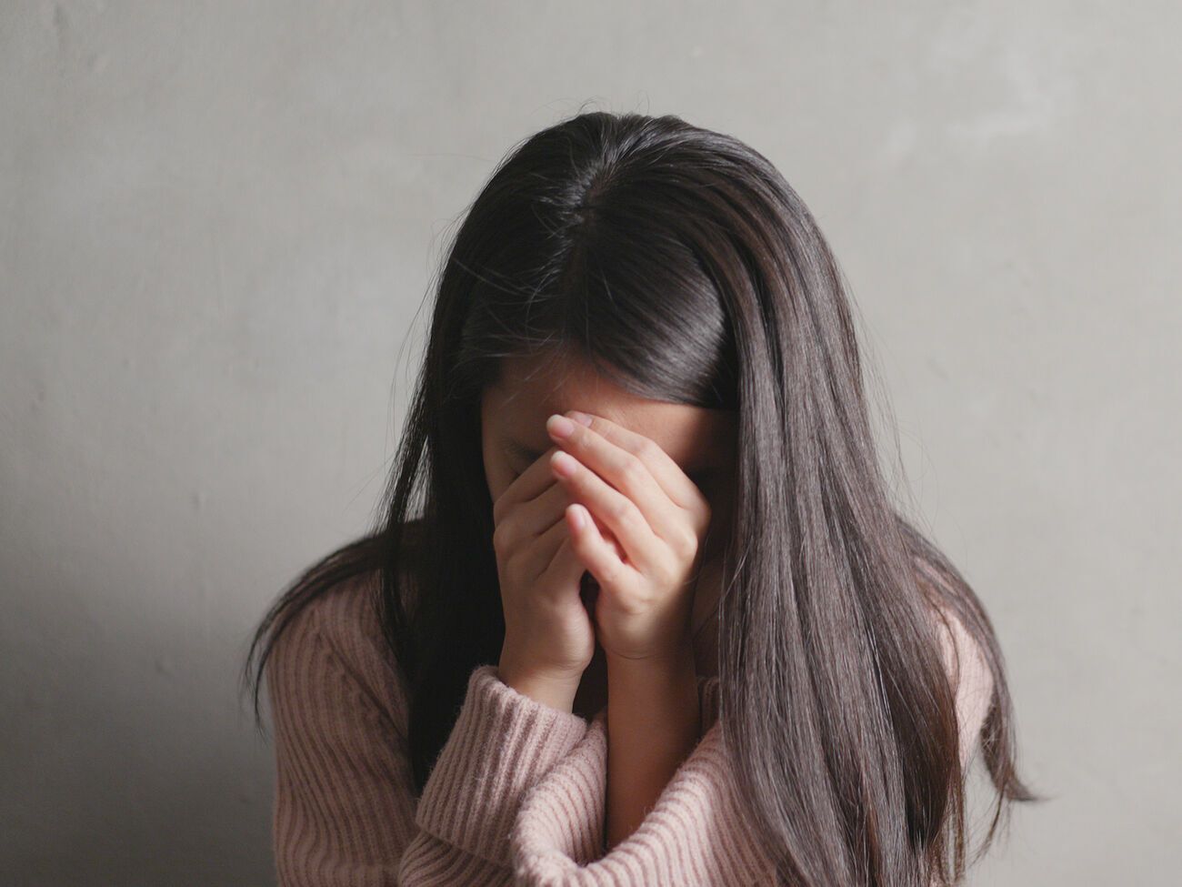 Украинцы осуждают ситуацию с сексуальным насилием над школьницей и приговором суда