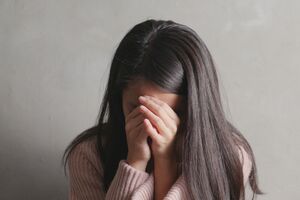 Украинцы осуждают ситуацию с сексуальным насилием над школьницей и приговором суда