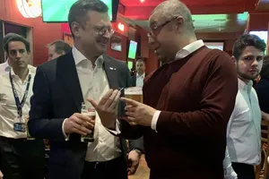 Кулеба (на фото слева): Однажды поднимем бокалы за нашу общую победу