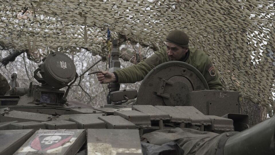 Українські захисники й далі відбивають десятки штурмів загарбників щодня