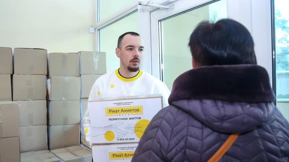 Фонд Рината Ахметова передал более полумиллиона продуктовых наборов для жителей 22 областей Украины
