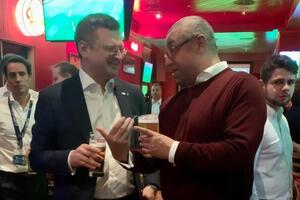 Кулеба и Клеверли намерены однажды поднять бокалы за победу Украины