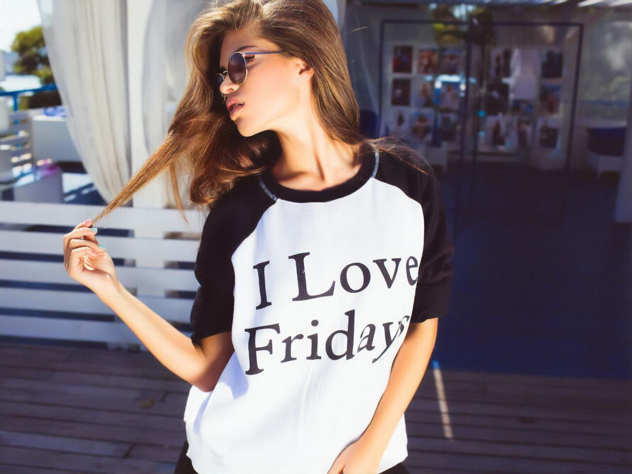 Если вы выбираете футболку с надписью, шрифт должен быть выполнен в одном стиле