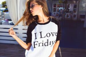 Якщо ви обираєте футболку з написом, шрифт має бути нанесено в одному стилі