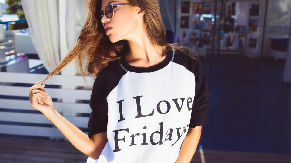 Если вы выбираете футболку с надписью, шрифт должен быть выполнен в одном стиле