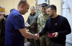 Зеленский вручил награды медикам, которые лечат раненых защитников Украины