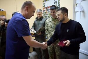 Зеленский вручил награды медикам, которые лечат раненых защитников Украины