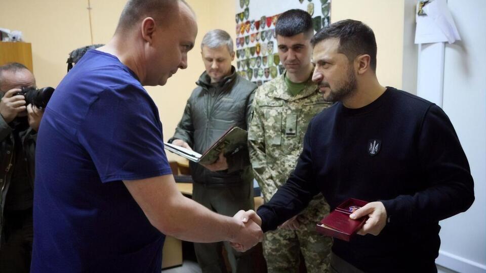 Зеленский вручил награды медикам, которые лечат раненых защитников Украины
