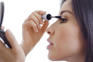 Надати віям додаткової довжини і об'єму можна за допомогою щіточки у формі "пісочний годинник"