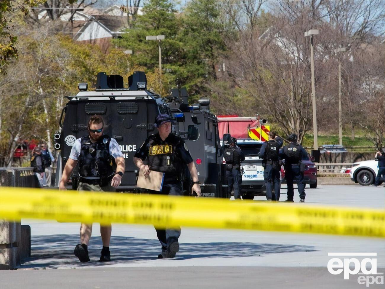 Поліція стверджує, що розпочала перестрілку на другому поверсі школи