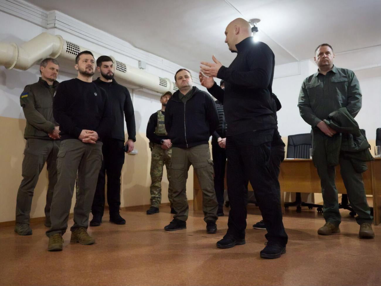 Зеленский побывал в Никопольском районе, который оккупанты обстреливают практически ежедневно