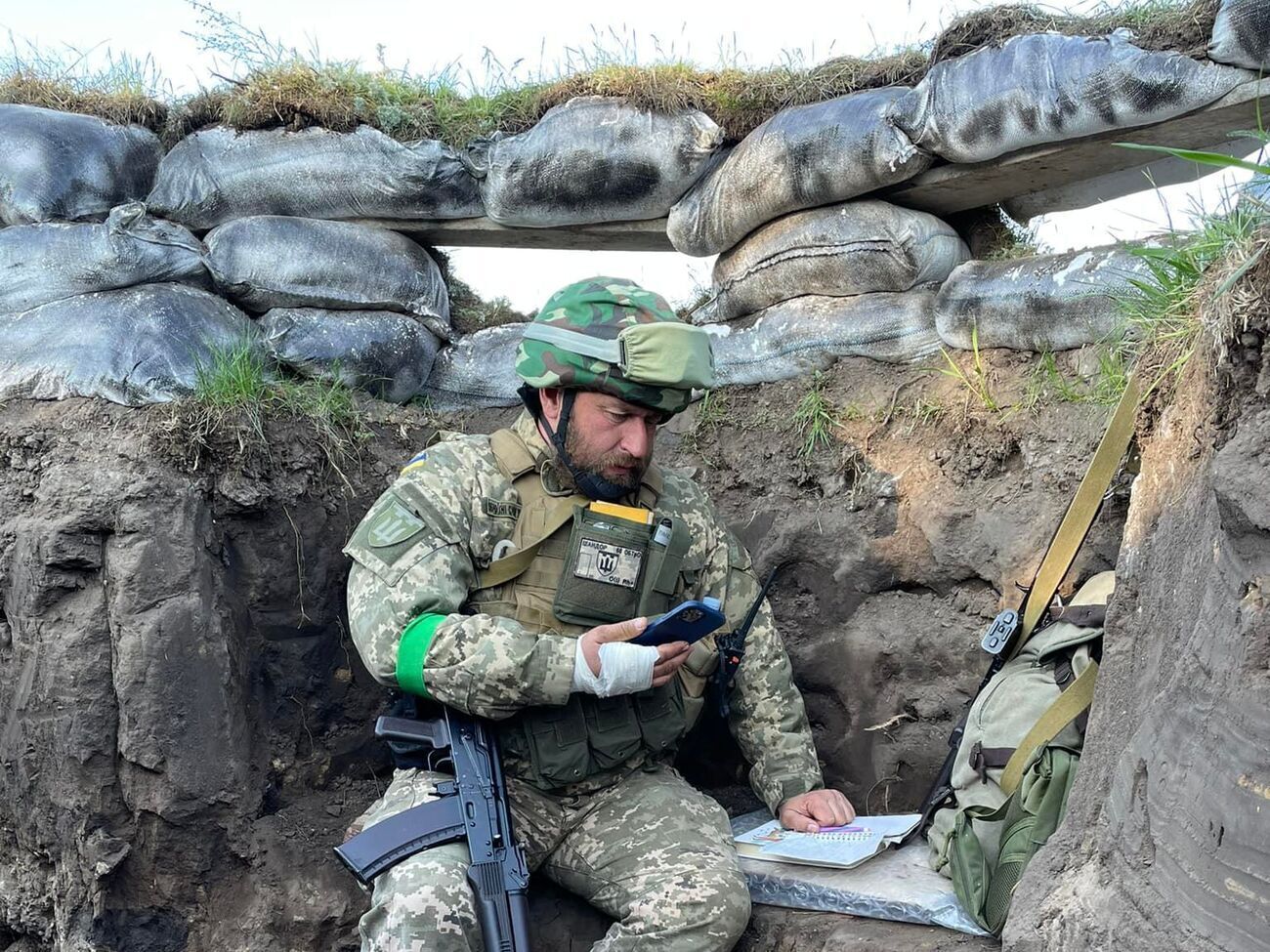 Шандор став відомим після того, як у мережі опублікували його фото, на якому він проводив лекцію студентам через відеозв'язок з окопу