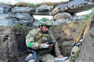 Шандор став відомим після того, як у мережі опублікували його фото, на якому він проводив лекцію студентам через відеозв'язок з окопу