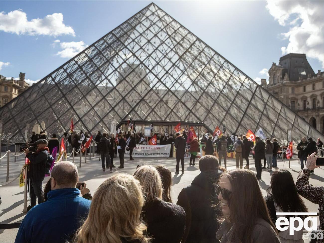 Работники Лувра присоединились к протестам и заблокировали вход в музей