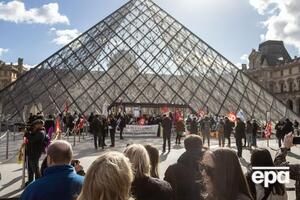 Работники Лувра присоединились к протестам и заблокировали вход в музей