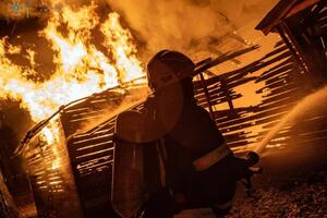 Спасатели локализовали пожар в Киеве после прилета дрона-камикадзе
