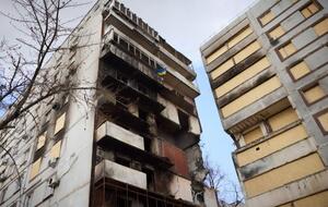 Зеленский осмотрел пострадавшие от российского ракетного удара дома в Запорожье