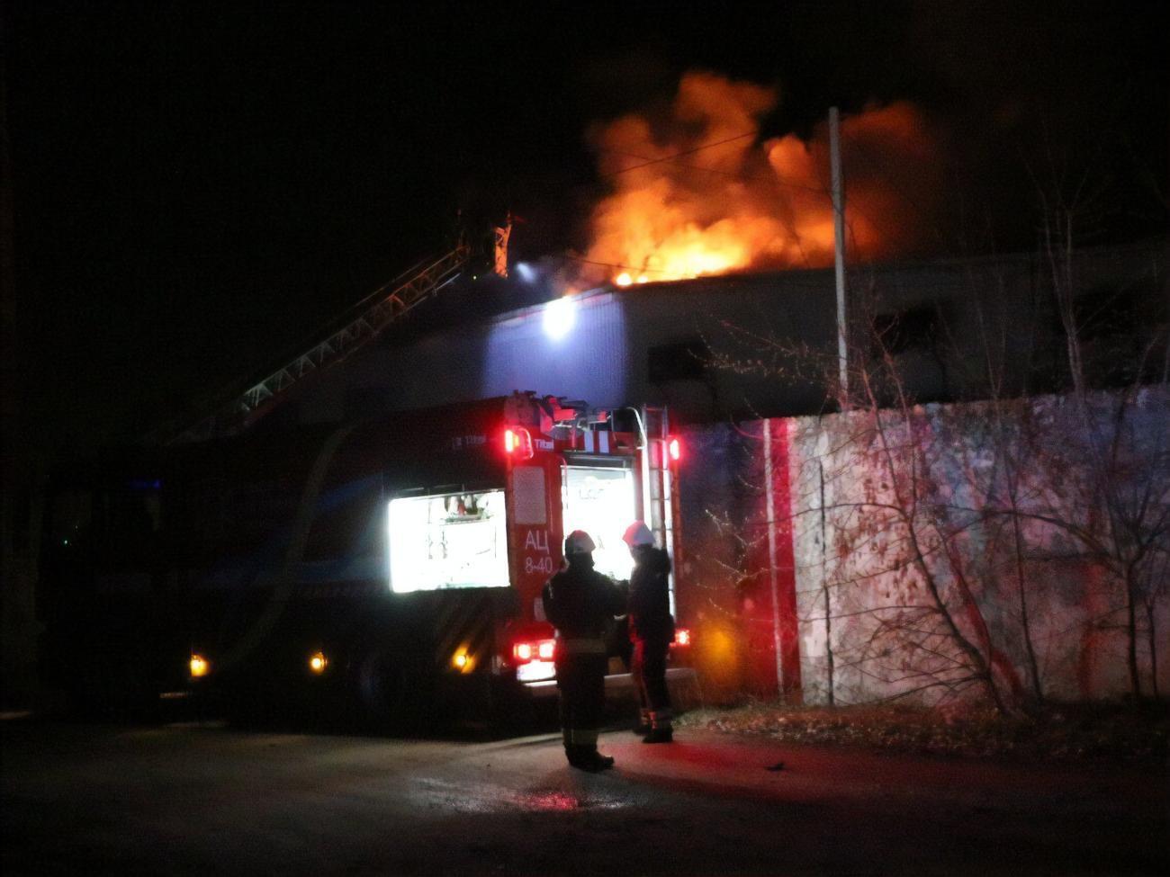 У Дніпрі внаслідок повітряної атаки окупантів згорів дах ангару, де зберігали овочі та фрукти