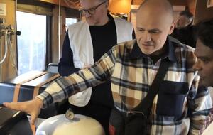 Эвакуационный поезд за год спас более 3000 раненых украинцев. Снаружи он выглядит как обычный пассажирский поезд, но внутри это настоящая больница