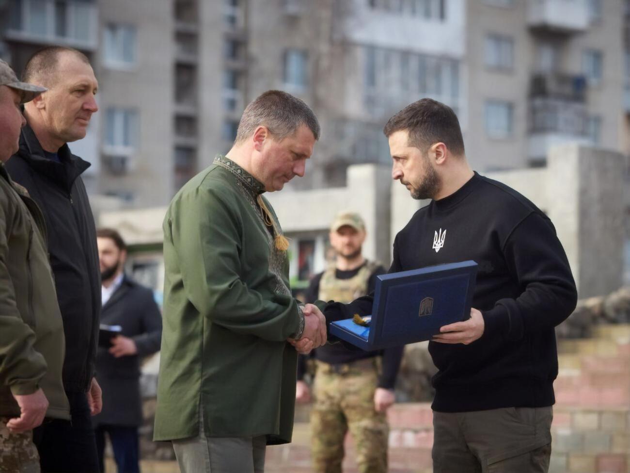 Зеленский вручил знак отличия мэру Ахтырки