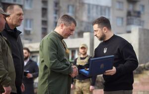 Зеленский вручил знак отличия мэру Ахтырки