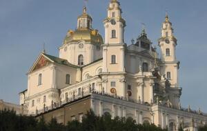 В Почаевской лавре сейчас богослужения проводит Украинская православная церковь Московского патриархата