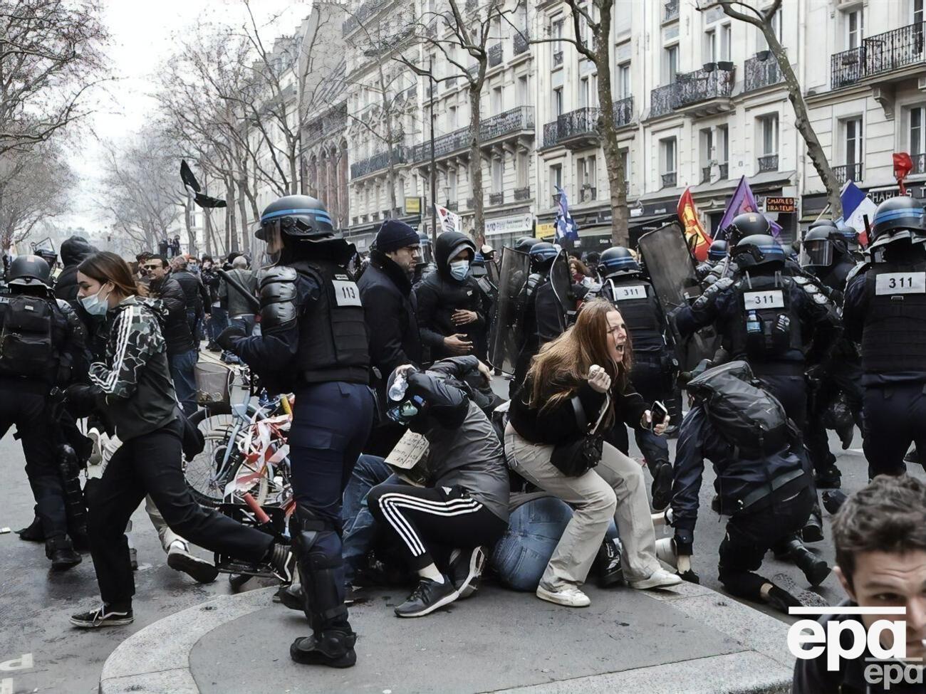 У Парижі поліція затримала щонайменше 27 людей