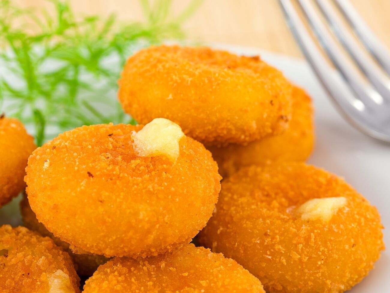 Нагетси готують у фритюрі