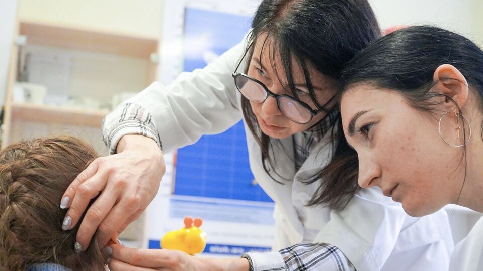 Детям с недостатками слуха Фонд помогает с 2007 года