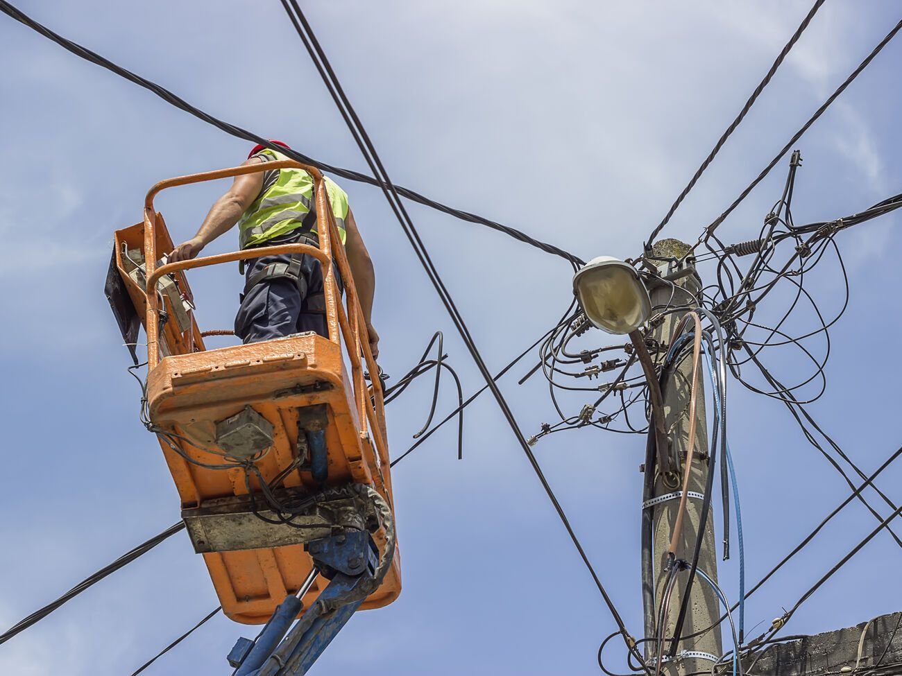 Ремонтні бригади обленерго працюють над усуненням пошкоджень і відновленням електропостачання