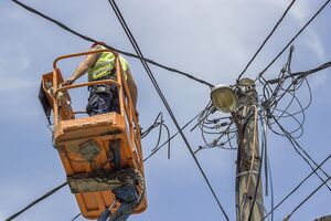 Ремонтні бригади обленерго працюють над усуненням пошкоджень і відновленням електропостачання