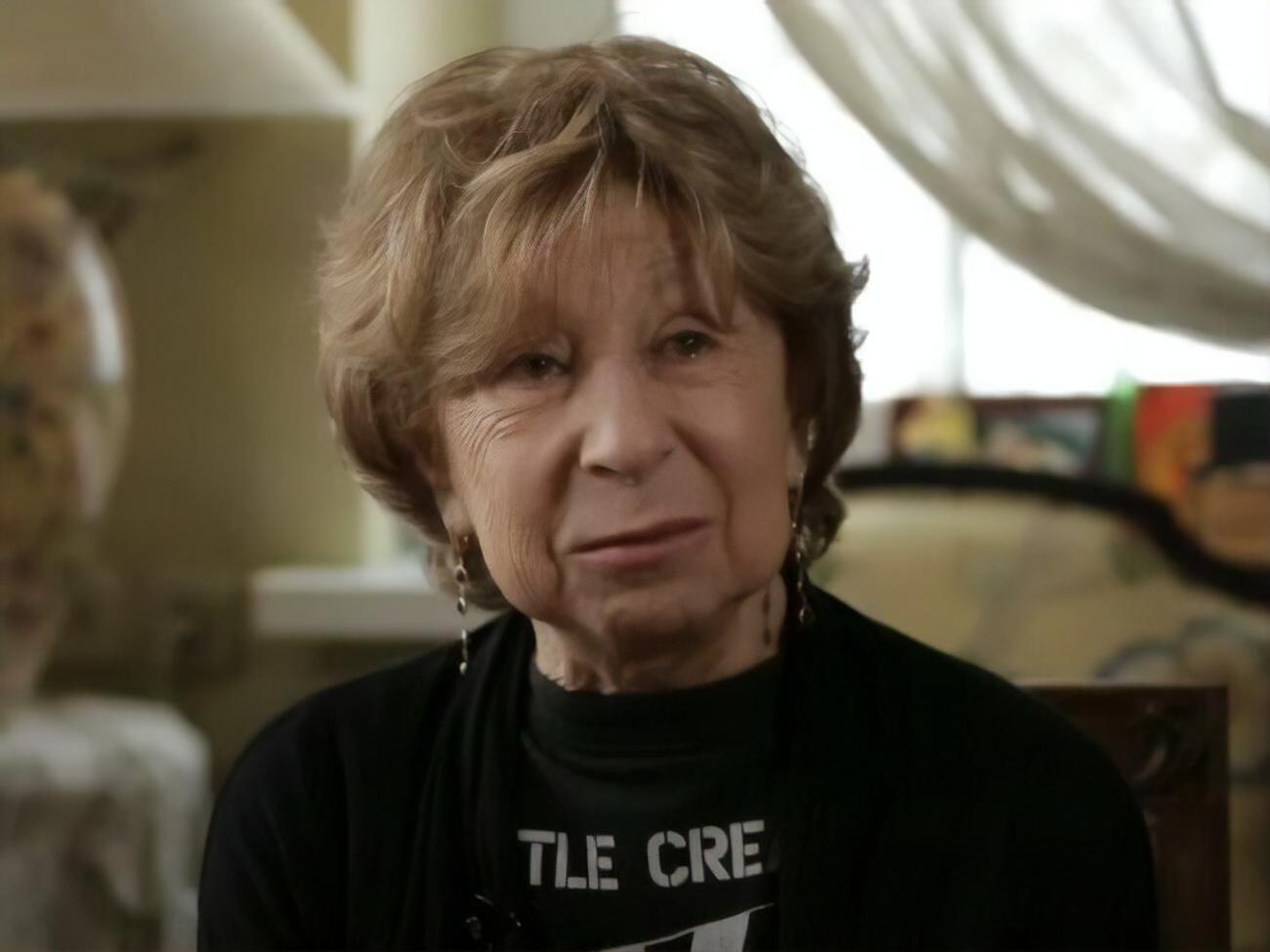 Ларина считает Ахеджакову смелым и отважным человеком, не изменившим себе