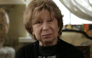 Ларина считает Ахеджакову смелым и отважным человеком, не изменившим себе