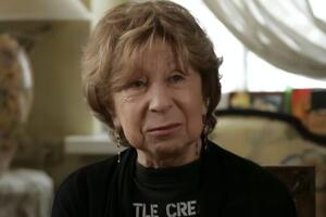 Ларина считает Ахеджакову смелым и отважным человеком, не изменившим себе