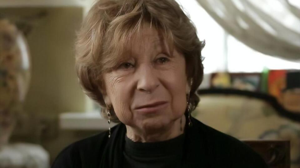 Ларина считает Ахеджакову смелым и отважным человеком, не изменившим себе