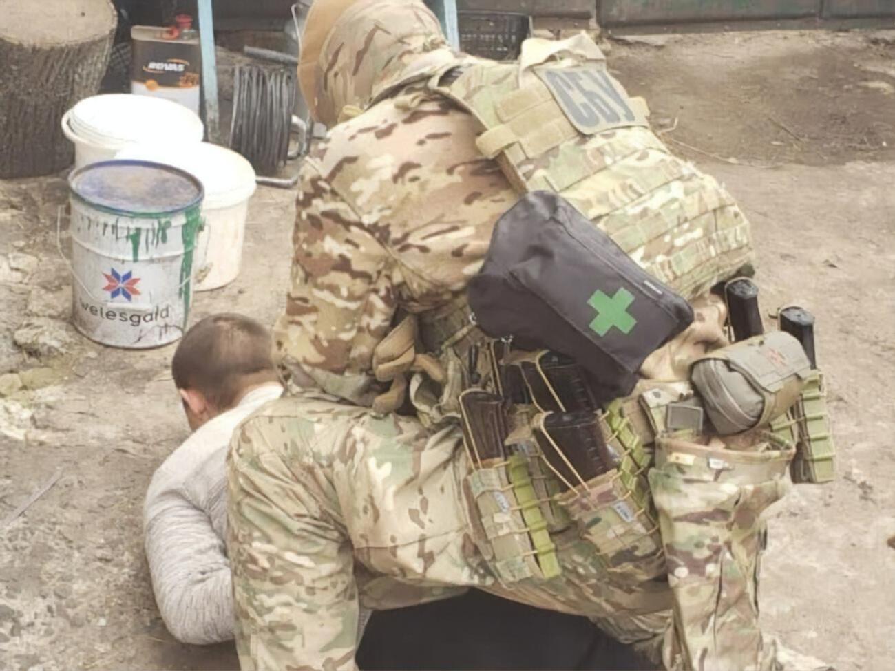 За даними СБУ, правоохоронці затримали підозрюваного під час виконання ним розвідувального завдання
