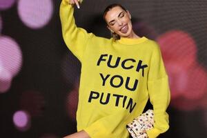 Байкова в феврале 2023 года появилась в желтом свитере от Vip Luxury Edition с синей надписью F...ck you Putin на вечеринке по случаю открытии Недели моды в Нью-Йорке