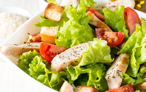 Салат "Цезарь", в отличие от овощных салатов, более калорийный