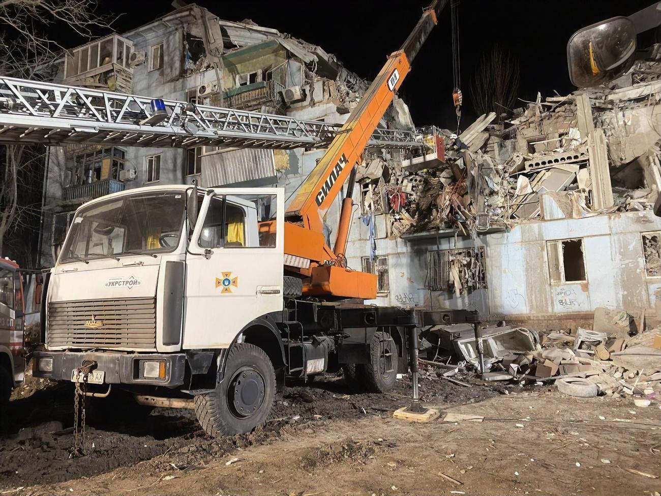 У Запоріжжі розбір завалів будинку, у який напередодні влучила російська ракета, тривав усю ніч