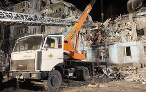 У Запоріжжі розбір завалів будинку, у який напередодні влучила російська ракета, тривав усю ніч