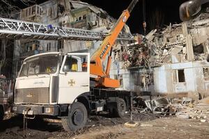 У Запоріжжі розбір завалів будинку, у який напередодні влучила російська ракета, тривав усю ніч