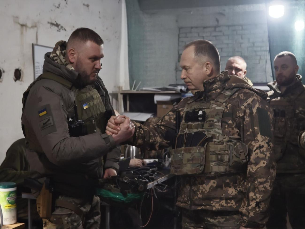 Сырский (справа) приехал на передовую в Бахмут второй раз менее чем за неделю